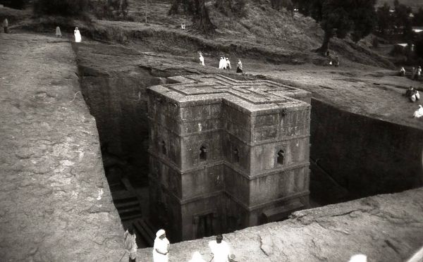 <b>«Церковь Святого Георгия»</b>,<br /> это высеченная из камня монолитная церковь, конец 12 — начало 13 века, Лалибэла, Эфиопия, Декабрь 2003